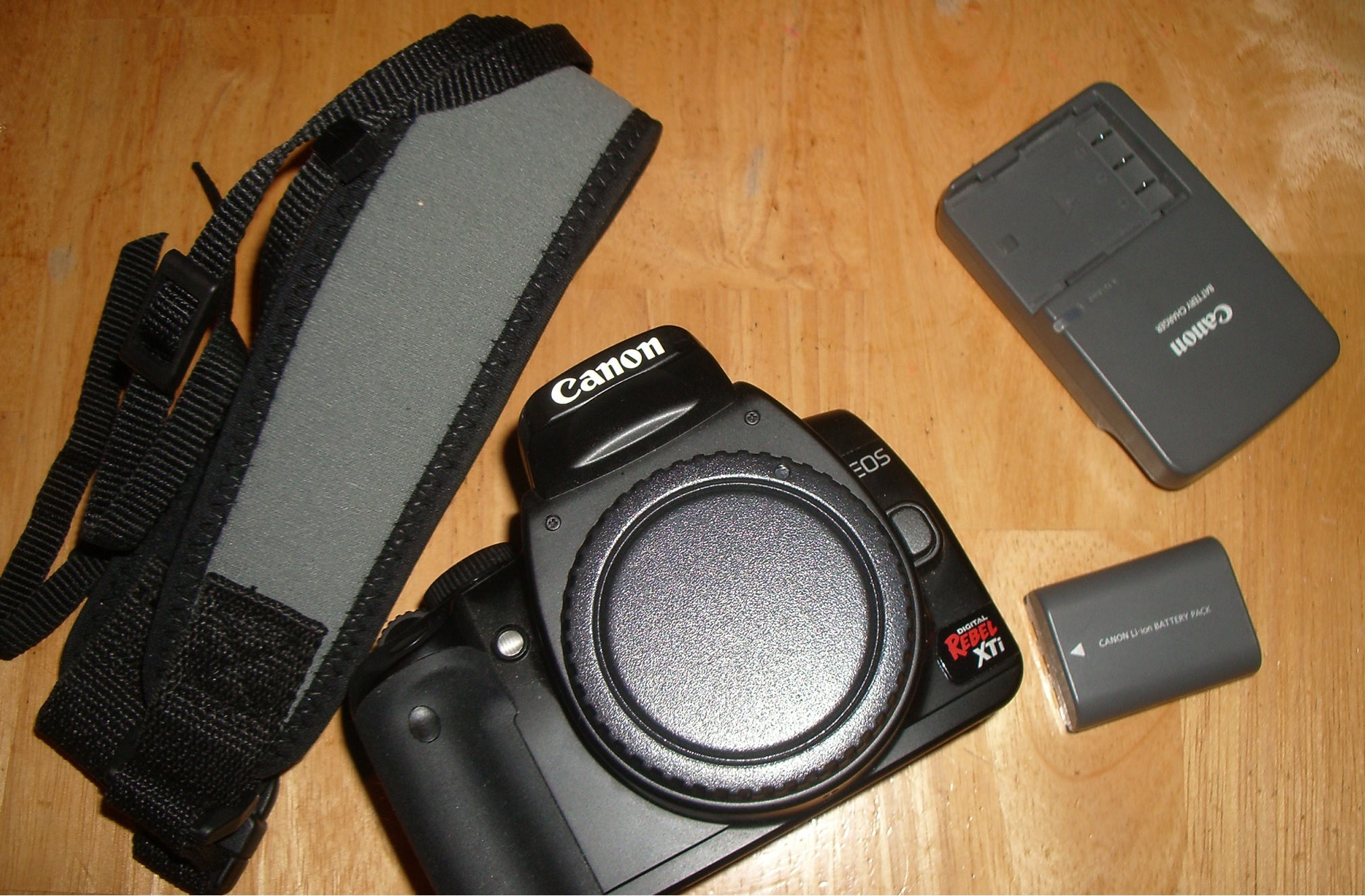 Canon EOS Rebel XTi 10.1MP Digital SLR/DSLR Camera Body 400D+Charger+